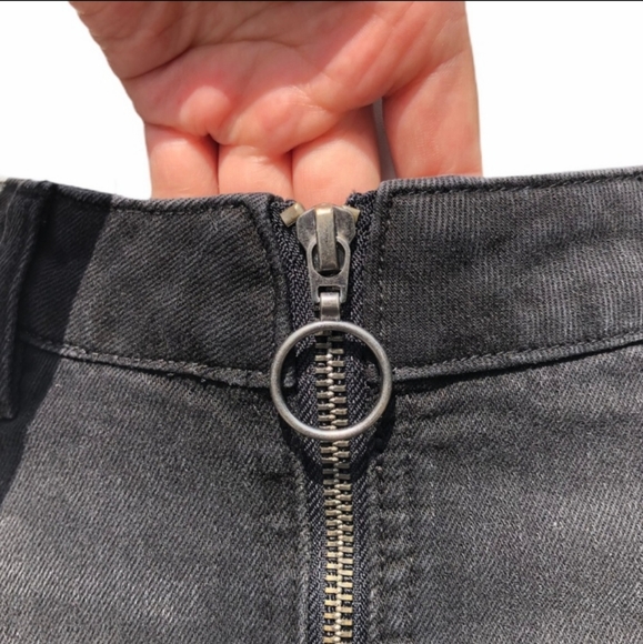 FREE PEOPLE ZIP HAVEN DISTRESSED RAW HEMLINE DEMIN SKIRT EUC SIZE 29 - Picture 4 of 12